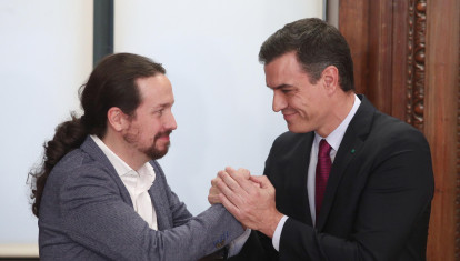 (Foto de ARCHIVO)
El presidente del Gobierno en funciones, Pedro Sánchez (dech.) y el secretario general de Podemos, Pablo Iglesias (izq), se dan la mano durante el acto de presentación del programa de Gobierno del PSOE y Unidas Podemos, en el Congreso de los Diputados, Madrid (España), a 30 de diciembre de 2019.

Eduardo Parra / Europa Press
30 diciembre 2019 Investidura, Política española, PSOE, Podemos, Gobierno de España
30/12/2019