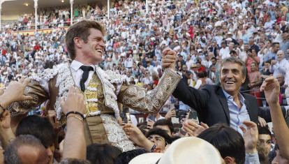 El torero Borja Jiménez y el ganadero Victorino Martín hijo salieron a hombros tras la corrida en memoria de Victorino Martín