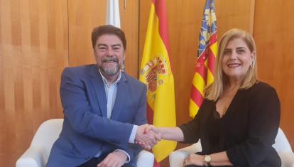 Imagen de archivo del alcalde de Alicante, Luis Barcala, y la portavoz de Vox en el Ayuntamiento, Carmen Robledillo