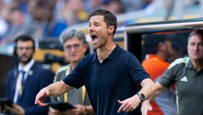 Xabi Alonso da órdenes a sus jugadores en el partido ante Al-Hilal
