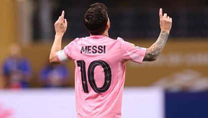 Messi celebra su gol de falta ante el Oporto