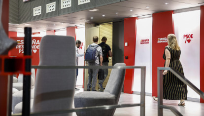 Los agentes de la UCO entrando en la sede nacional del PSOE este viernes