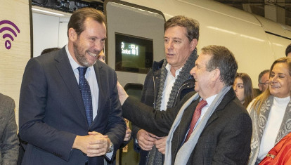 Abel Caballero le da una palmada a Óscar Puente tras llegar a Vigo en tren