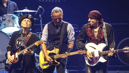 El músico Bruce Springsteen durante el concierto que ofrece con la E Street Band este sábado en el estadio de Anoeta, en San Sebastián