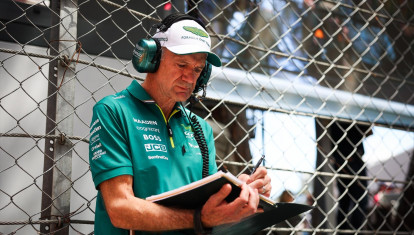Adrian Newey viste el polo d Aston Martin