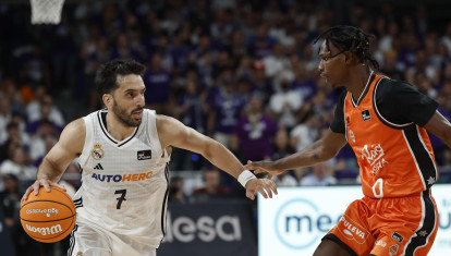 Facundo Campazzo avanza ante Badio en la final de la ACB