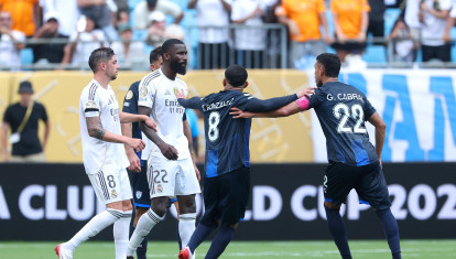 Antonio Rüdiger se enzarza con Gustavo Cabral durante el Real Madrid - Pachuca