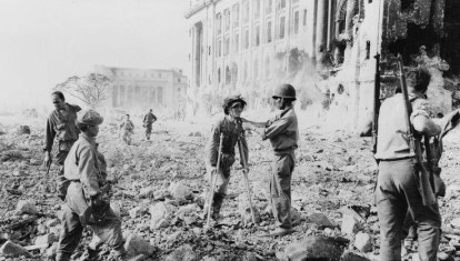 Las fuerzas imperiales japonesas heridas se rinden a los soldados estadounidenses y filipinos