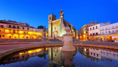 Plaza Mayor de Trujillo al anochecer.