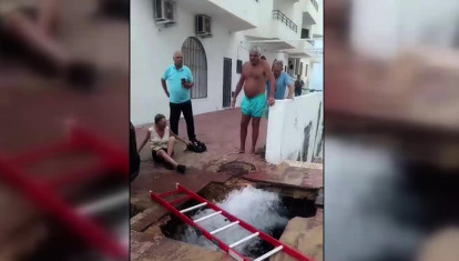 Una mujer cae a una zanja tras hundirse la acera en Matalascañas
