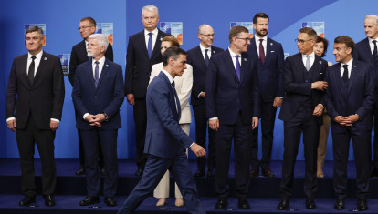 Pedro Sánchez se dirige hacia su lugar en la foto de familia