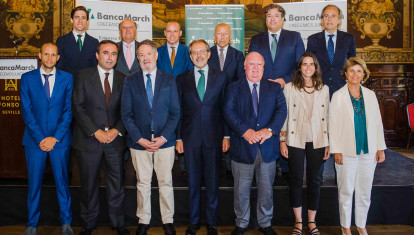 Foto de familia del acto 'Empresa familiar: casos prácticos de resiliencia ante una crisis y ejemplos de éxito en el relevo generacional'