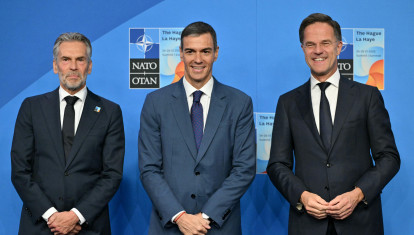 Pedro Sánchez junto a Rutte y Schoof en la cumbre de la OTAN