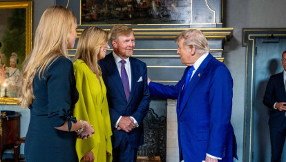 PLos Reyes de Países Bajos y su hija saludan a Trump