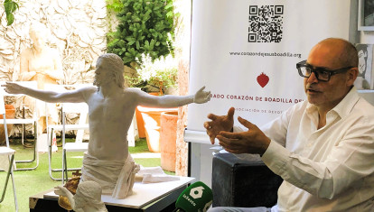 El escultor Javier Viver ante la maqueta de su obra