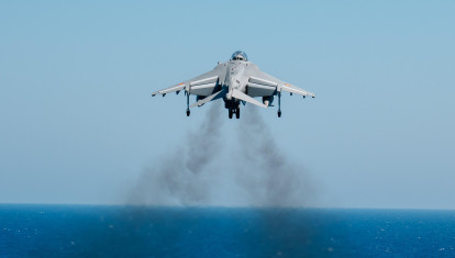 Un Harrier español despega del portaaeronaves Juan Carlos I, integrado en el grupo Dédalo 25