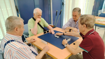 Jugar al dominó con aire acondicionado es más agradable
