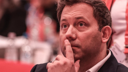 BERLIN (Germany), 27/06/2025.- Chairman of the Germany's Social Democratic Party (SPD), German Finance and Labor Minister Lars Klingbeil attends the German Social Democratic Party (SPD) Congress at the City Cube in Berlin, Germany, 27 June 2025. (Alemania) EFE/EPA/FILIP SINGER