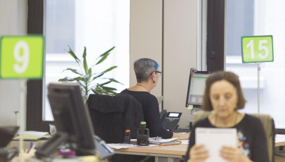 Trabajadores en una oficina de empleo de la Seguridad Social.