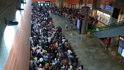 Largas colas en la terminal T4S de Barajas