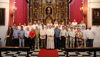 Asistentes al encuentro de hermandades de la Vera Cruz celebrado en Tocina (Sevilla)