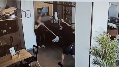La empleada de una cafetería de Roquetas de Mar (Almería) se defiende de un atracador ya detenido con una fregona.

REMITIDA / HANDOUT por GUARDIA CIVIL
Fotografía remitida a medios de comunicación exclusivamente para ilustrar la noticia a la que hace referencia la imagen, y citando la procedencia de la imagen en la firma
03/7/2025