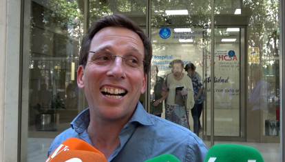 El alcalde de Madrid, José Luis Martínez Almeida, tras el nacimiento de su primer hijo