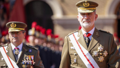 El Rey Felipe VI y el Jefe del Estado Mayor del Ejército (JEME), Amador Enseñat y Berea, en la entrega de los Reales Despachos en la Academia General Militar