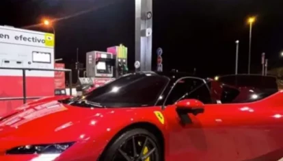 Un Ferrari SF90 repostando en la gasolienra