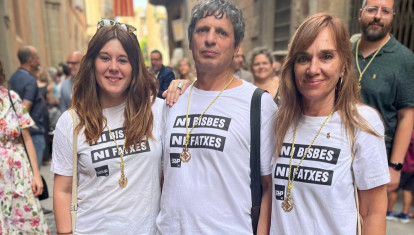 Los tres concejales de la CUP en Vic, con camisetas que rezan