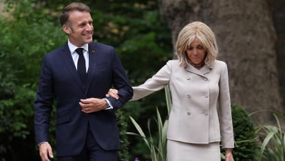 France's President Emmanuel Macron and his wife Brigitte Macron arrive for lunch and bilateral meetings at 10 Downing Street in London, on July 9, 2025, on the second day of a three-day state visit to Britain. French President Emmanuel Macron will have lunch with Britain's Prime Minister, on the eve of the 37th Franco-British Summit, where they are set to discuss opportunities to strengthen defence ties. (Photo by Gonzalo Fuentes / POOL / AFP)