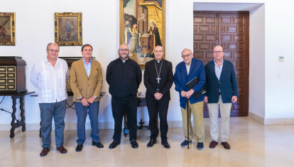 El obispo de Córdoba, Jesús Fernández, con los organizadores de los Premios Felipe González de Canales