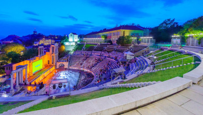 Teatro Romano de Philippopolis iluminado en Plovdiv (Bulgaria).