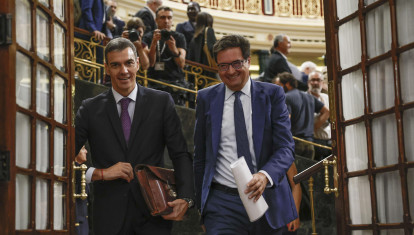 Pedro Sánchez y el ministro Óscar López abandonando el hemiciclo
