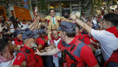 El torero Morante de la Puebla sale a hombros de la monumental de Pamplona en la quinta de abono de la Feria de Toro de los Sanfermines 2025