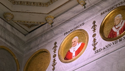 El foco que iluminaba el mosaico de Francisco se apagó el pasado 21 de abril. Ahora se prepara el de León xiv