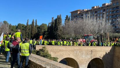 El tractor de David Lafoz a las puertas del Palacio de la Aljafería durante las protestas del campo en Zaragoza en 2024