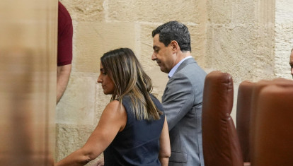 El presidente de la Junta de Andalucía, Juanma Moreno, en el momento en que abandona el salón de plenos