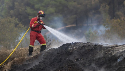 Efectivos de la UME trabajan en una zona afectada por el incendio, a 9 de julio de 2025, en Xerta, Tarragona, Catalunya (España). Los Bombers de la Generalitat han logrado estabilizar el incendio de Paüls (Tarragona), que se inició el pasado lunes, 7 de julio, a mediodía y ya ha quemado 3.321 hectáreas, pero de momento mantendrán un confinamiento 