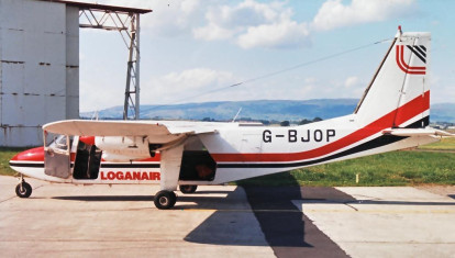 Un BN-2 de Loganair con capacidad para 8 pasajeros opera el vuelo comercial más corto del mundo.