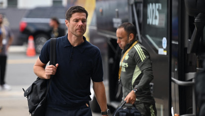 Xabi Alonso, subiendo al autobús del Real Madrid