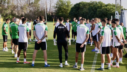 La plantilla del Córdoba escucha a Iván Ania el primer día de trabajo