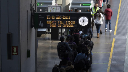 Pasajeros en la estación ferroviaria de Santa Justa.