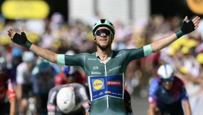 Jonathan Milan celebra la victoria de etapa en el Tour