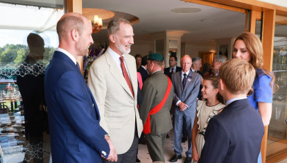 El Rey Felipe saluda a los Príncipes de Gales y sus hijos; el Príncipe Jorge y la Princesa Carlota