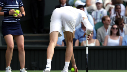 Sinner recoge el corcho de la botella de champán que obligó a interrumpir la final de Wimbledon