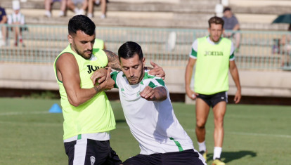 Sergi Guardiola y Álex Martín pugnan por un balón