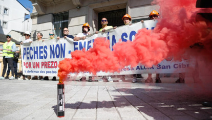 Trabajadores de Alcoa San Cibrao durante un encadenamiento frente a la subdelegación del Gobierno en Lugo