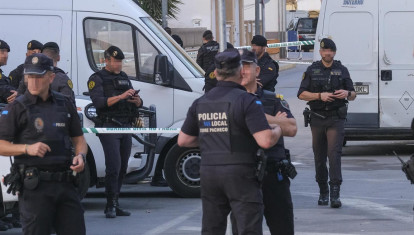 La Guardia Civil de Murcia y la policía local montan guardia en el acceso al barrio de San Antonio, en Torre Pacheco
