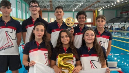 Un grupo de nadadores del Club Navial, radiantes después de un nuevo éxito